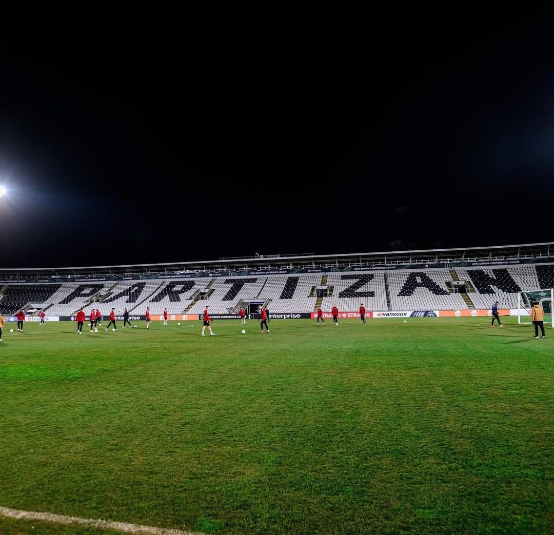 ⚔️ FK PARTIZAN | Na tomto stadionu se od 18:45 utkáme s Partizanem Bělehrad, aktuálně vedoucím týmem srbské ligy. Pojďte si našeho soupeře na webu ACS blíže představit! #acsparta